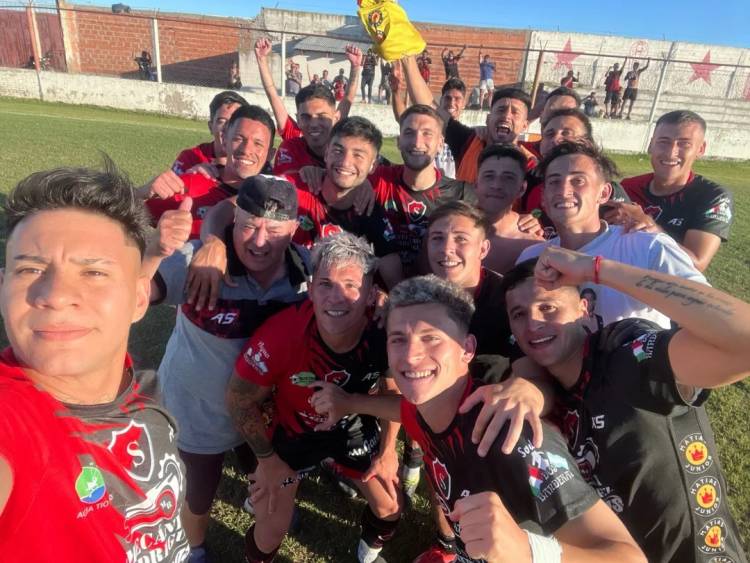 Sporting cierra el año con una sonrisa tras eliminar a Huracán y clasificar a SEMIS del TRFA