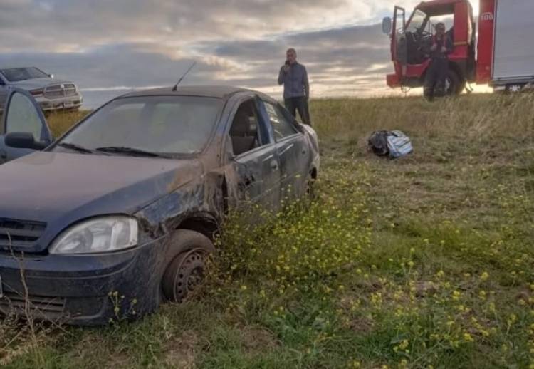 Un auto sufrió un vuelco tras un reventón de uno de sus neumáticos