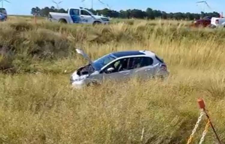 Vuelco de un auto en ruta 3, en cercanías al cruce con Pehuen Co