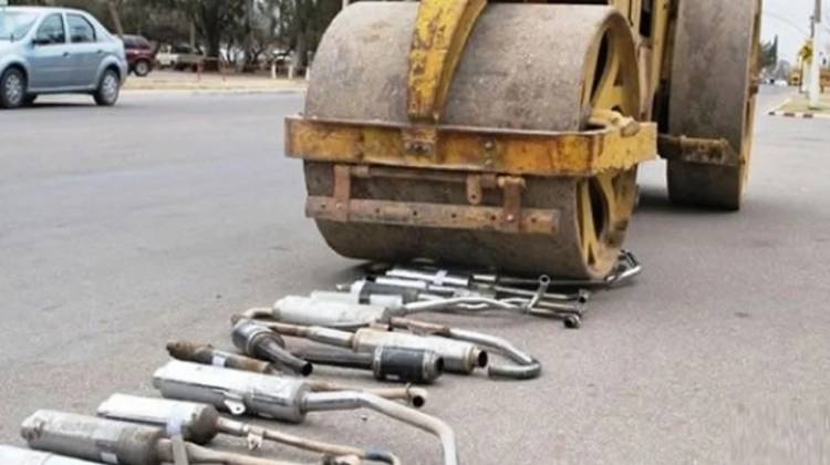 Promueven la destrucción pública de los caños de escape secuestrados