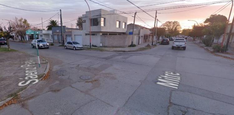 Accidente de tránsito entre un auto y una moto en Mitre y Saenz Peña
