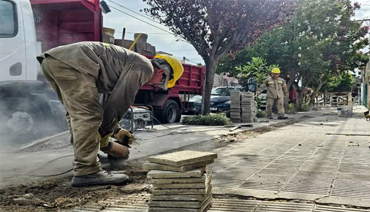 Comenzaron los trabajos de reparación de veredas afectadas por la obra de recambio de cañerias de ABSA