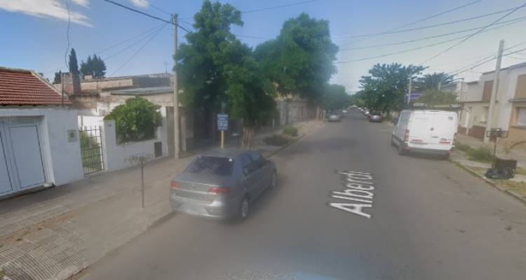 Buscan al conductor de una camioneta que chocó un auto estacionado y se dio a la fuga en Alberdi al 400