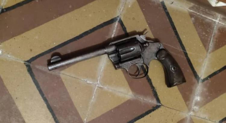 Un hombre limpiaba un ropero, se le cayó un revólver y se disparó