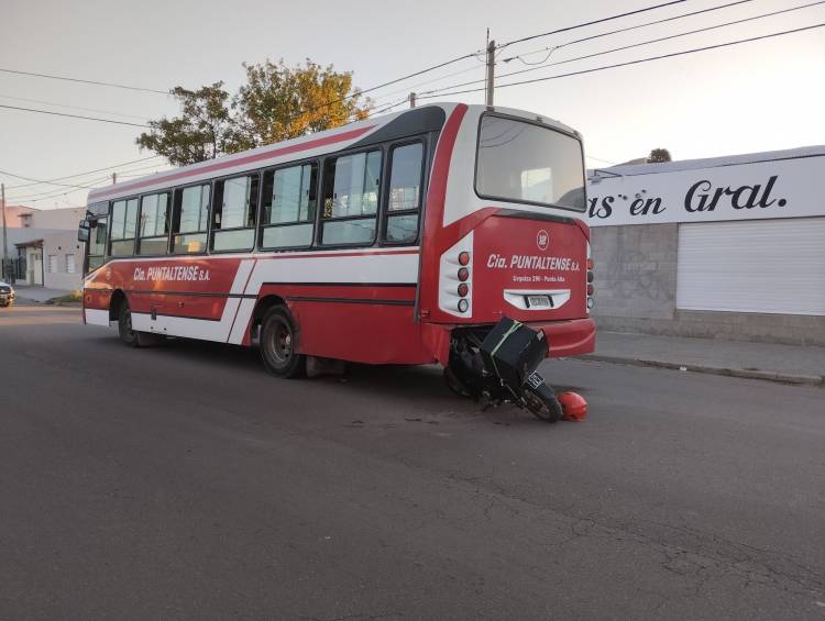 Un moto delivery resultó herido tras impactar contra un colectivo de línea