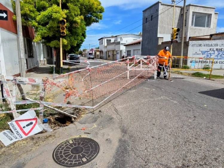 Corte total en Libertad y Alvear para reparar pérdida de agua y rotura del asfalto