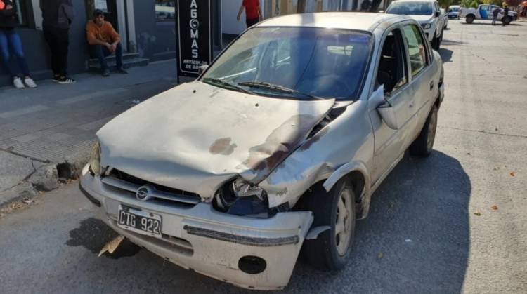 Un hombre iba alcoholizado y chocó en la esquina de la comisaría