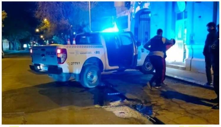 Aprehendieron a un delincuente cuando circulaba por Barrio Gaudi en una moto robada