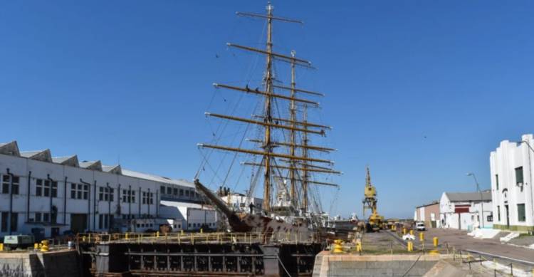 La Fragata ARA “Libertad” continúa su alistamiento en el dique 1 de Puerto Belgrano