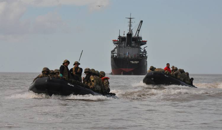 El transporte ARA “Canal Beagle” se adiestró en el mar
