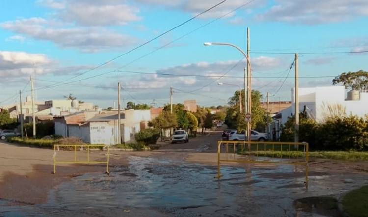 Comienza la reparación de caños en la esquina de Jujuy y San Luis, hay cortes de calles