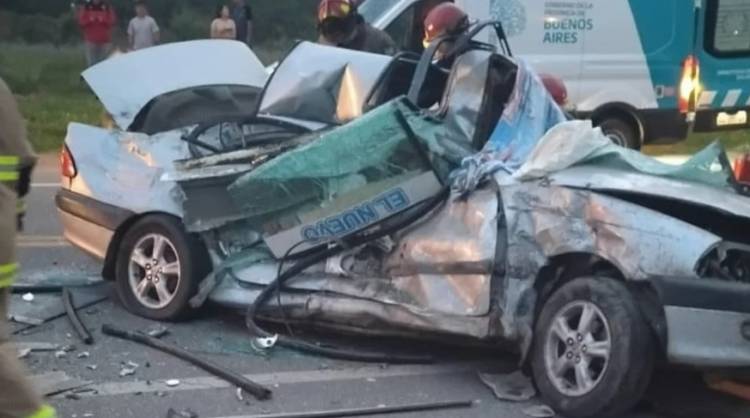 Una persona falleció tras un choque entre un auto y un colectivo de la línea 319