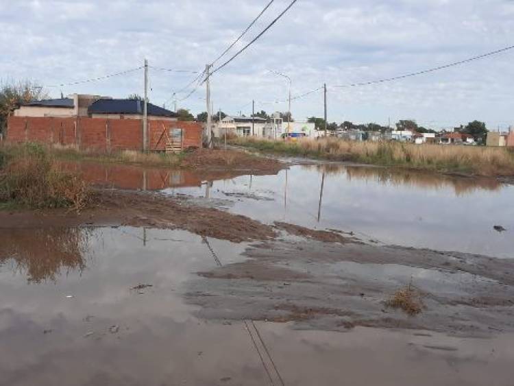 Solicitan informes sobre el deficiente escurrimiento del agua en el Barrio Laura