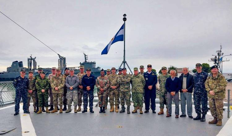 Agregados militares extranjeros visitaron la Base Naval Puerto Belgrano