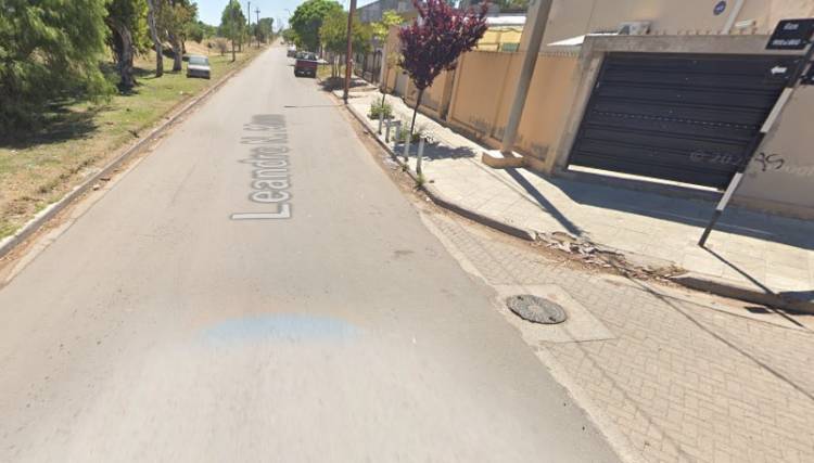 Un vecino denuncia que una máquina del Municipio destrozó su auto