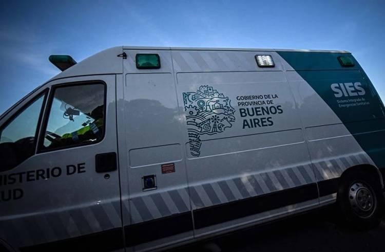 Un motociclista impactó contra el lateral de un auto y el baúl de otro que estaba estacionado