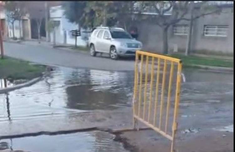 Piden obras para evitar los desbordes cloacales en Mitre y 17 de Agosto