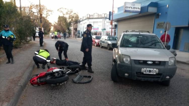 Un motociclista quiso escapar de un control a contramano, chocó y se fracturó una pierna