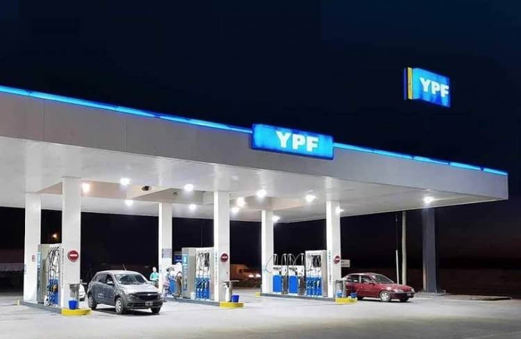 Cargar nafta de madrugada será más barato en las estaciones YPF