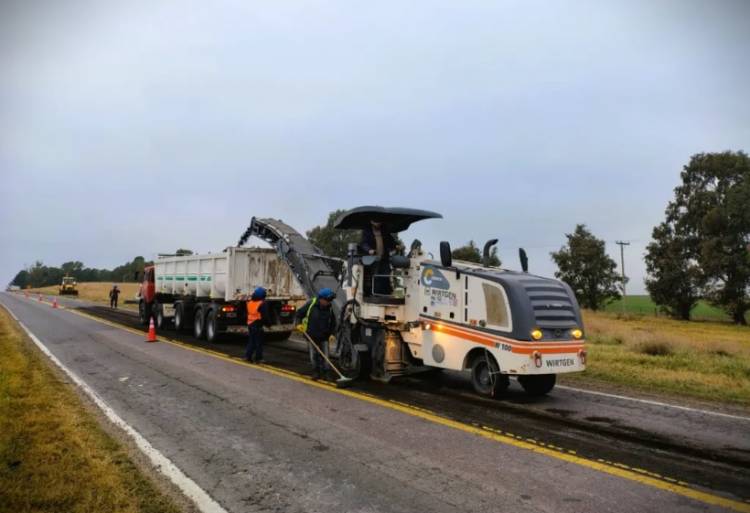Vialidad realiza trabajos de bacheo en la RN 3, entre los cruces de Pehuen Co y Monte Hermoso