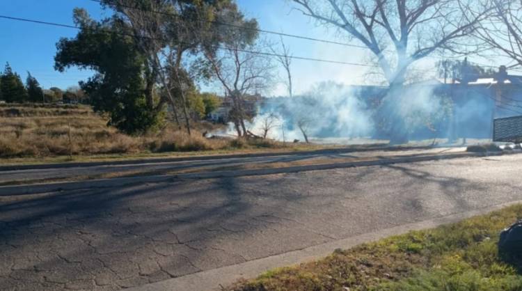 Reclamo por la quema de pastizales y basura en la vía pública