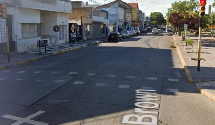 Una nueva pérdida de agua en Rivadavia y Brown, agrava los hundimientos del hormigón