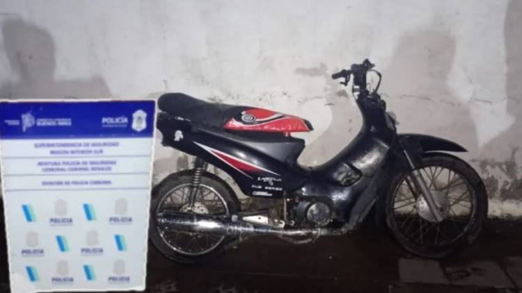 Detuvieron a un hombre por circular en una moto con la numeración limada y sin patente