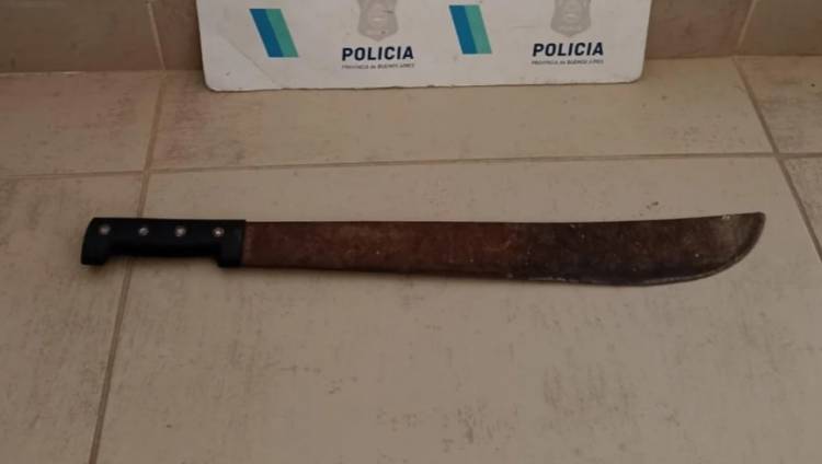 Detuvieron a un hombre ebrio, alterado y con un machete, intentó agredir a la Policía
