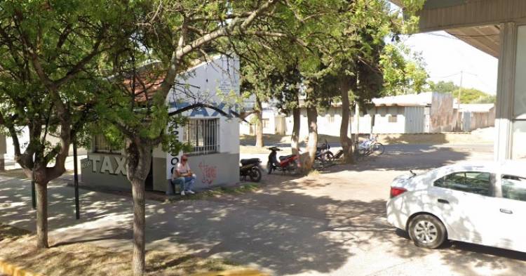 Le robaron la rueda de la moto que estaba estacionada frente a la ventana de una comisaría