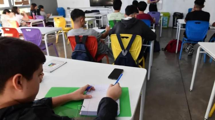 Prohíben por ley que los alumnos usen teléfonos celulares en las escuelas primarias bonaerenses