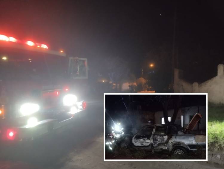Pérdidas totales en el incendio de un auto en Villa Arias