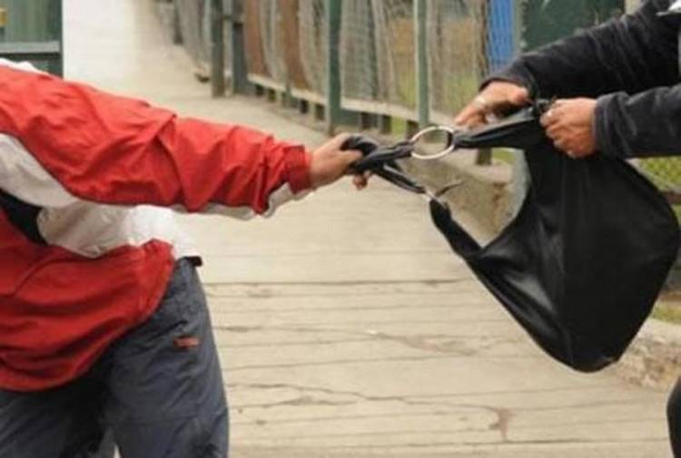 Motochorros le robaron a una mujer un bolso con dinero y medicamentos oncológicos
