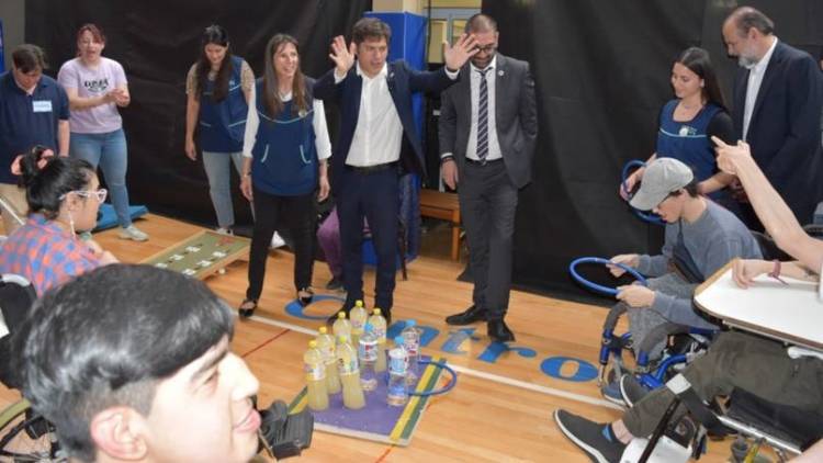 Kicillof: "Es difícil, pero tenemos que seguir adelante, a pesar de los insultos y maltratos de Milei"