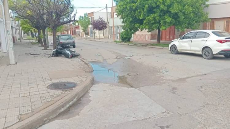 Una motociclista resultó herida en un choque con un auto