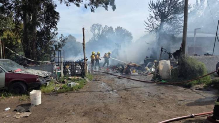 Incendio en un depósito de chatarra y cartones, en el camino a Villa del Mar