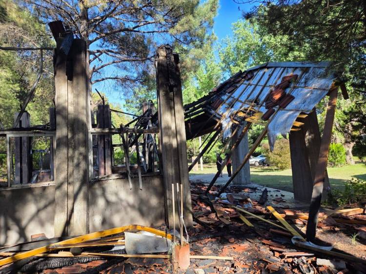 “La Iglesia podría haberse incendiado cualquier día y justo en la noche de brujas viene a pasar esto”