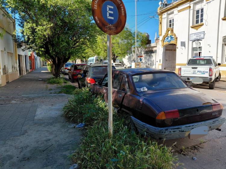 Piden al Municipio que los vehículos accidentados no sean depositados en la vía pública