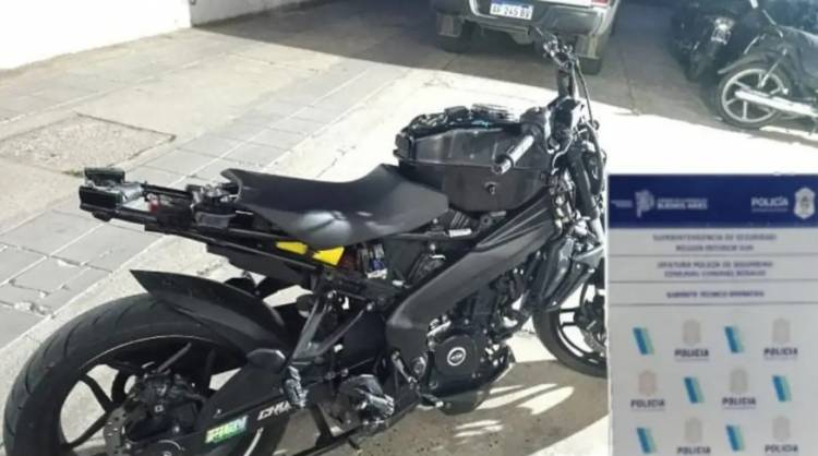 Detuvieron a un hombre por hacer maniobras peligrosas en moto y escapar de la policía