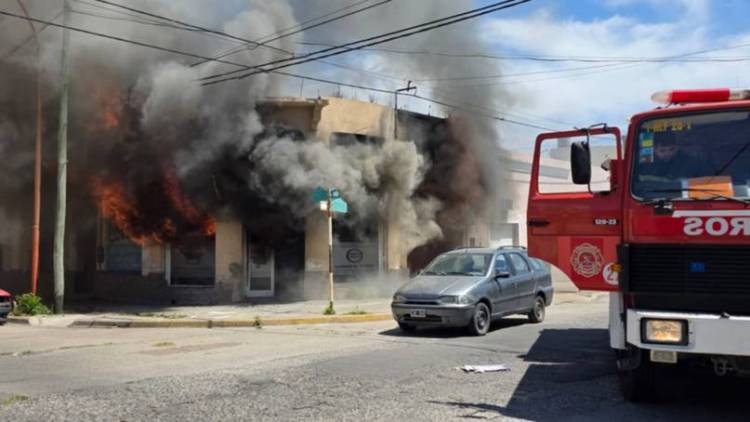 Deberán demoler el taller mecánico que se incendió en el centro