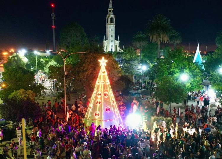 Se realizó el tradicional encendido del árbol navideño en la Plaza Belgrano