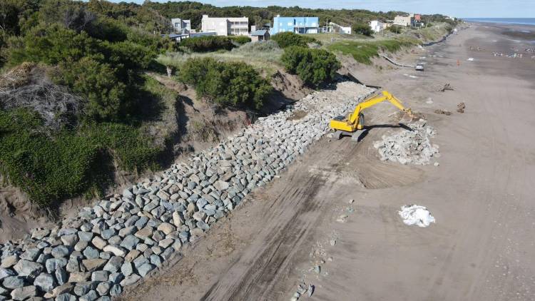 Continúan las obras hidráulicas estratégicas para proteger la costa de Pehuen Co