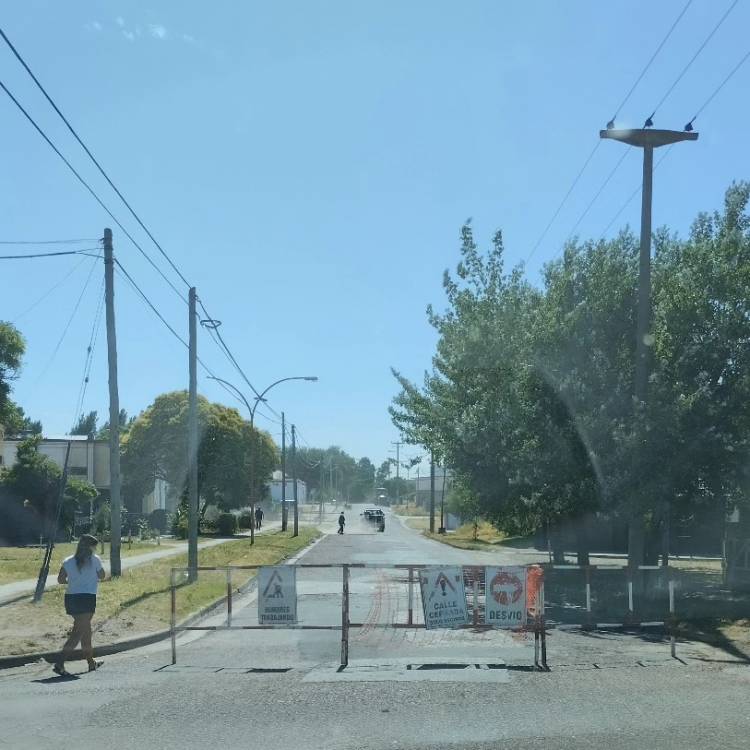 Corte de tránsito por obras de repavimentación en calle De la madre