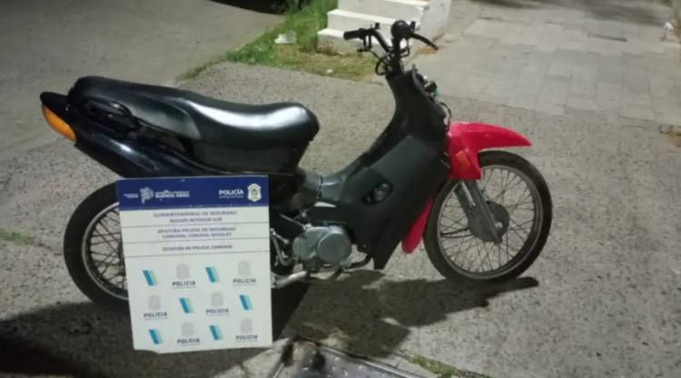 Chocaron una moto robada contra la puerta de una casa y la dejaron abandonada