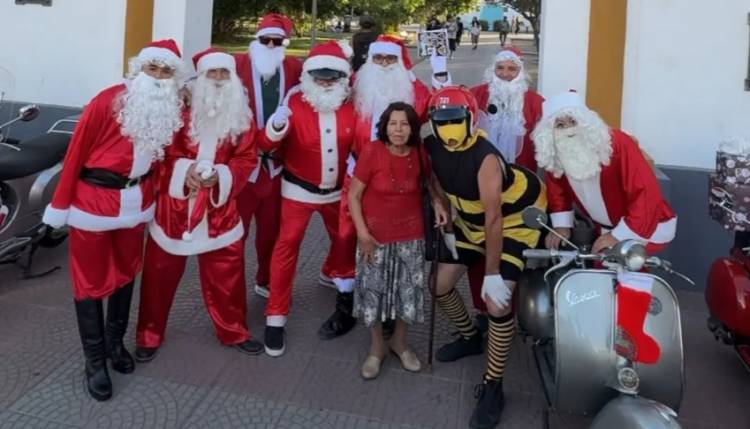 Papá Noel en Vespa recorrió parte de Bahía Blanca y Punta Alta