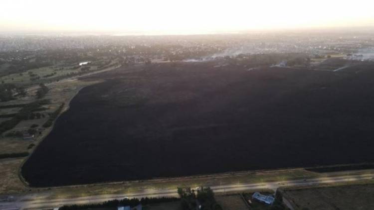 Bomberos de la Base Naval brindaron apoyo en el incendio de los terrenos del Ejército en Bahía Blanca