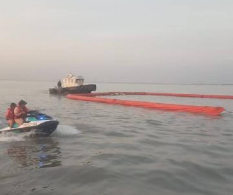 Un derrame de petróleo ocurrió en la ría de Puerto Rosales y fue controlado