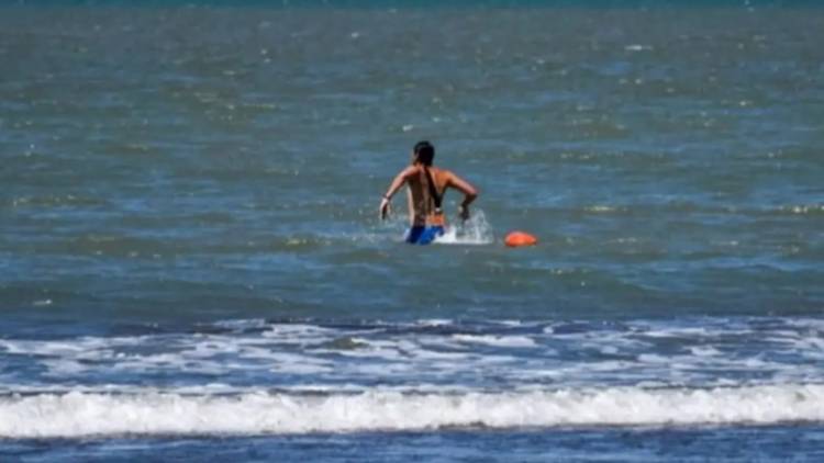 Pehuen Co: Guardavidas rescataron a un adolescente bahiense que se ahogaba en el mar 