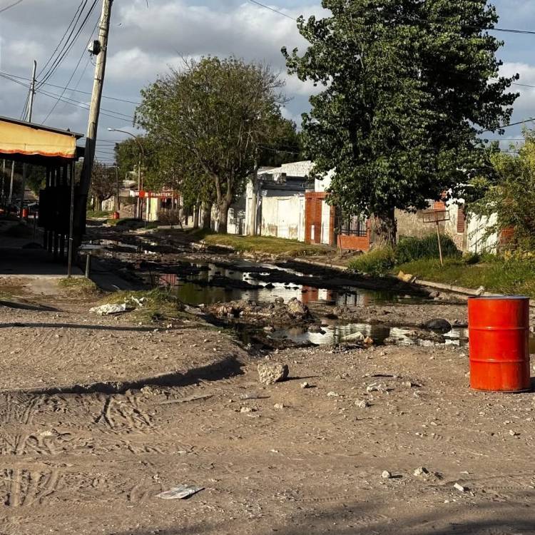 Vecinos convocan a reclamar por la laguna de líquidos cloacales y la obra de asfalto frenada en calle Salta
