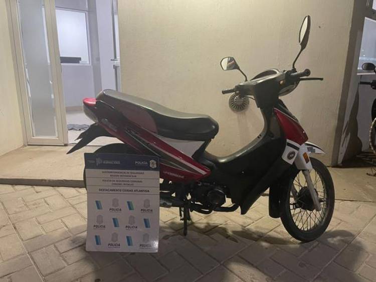 Un delincuente fue aprehendido a bordo de una moto que había robado horas antes