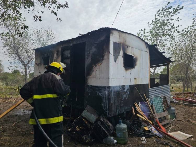 Bomberos Voluntarios de Pehuen Co acudieron al incendio de una casilla